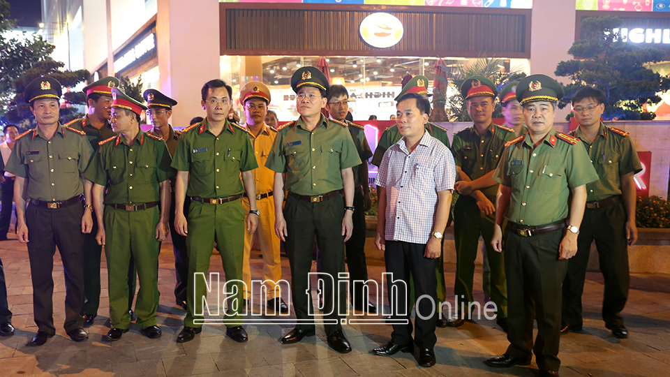 Đại tá Phạm Văn Long, Ủy viên Ban TVTU, Giám đốc Công an tỉnh và lãnh đạo thành phố Nam Định kiểm tra hoạt động của Tổ công tác đặc biệt thuộc Công an thành phố Nam Định.  Ảnh: Công an tỉnh